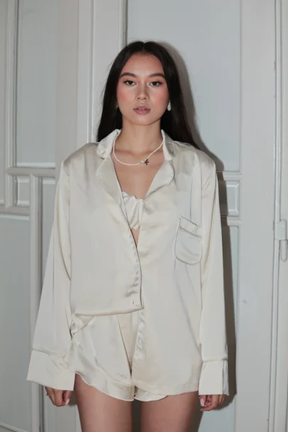 Жіноча молочна шовкова піжама сорочка на ґудзиках та шорти